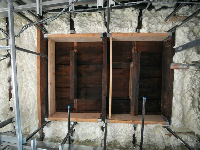 Plafond tussen balken en profielen, volgespoten met isolatieschuim